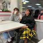 Aitana con bomber negra y falda de cuadros en Los Ángeles.