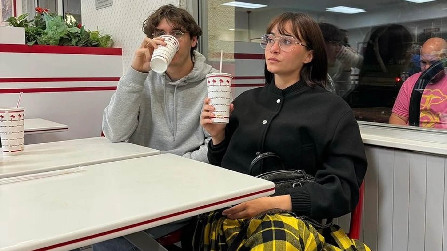Aitana con bomber negra y falda de cuadros en Los Ángeles.
