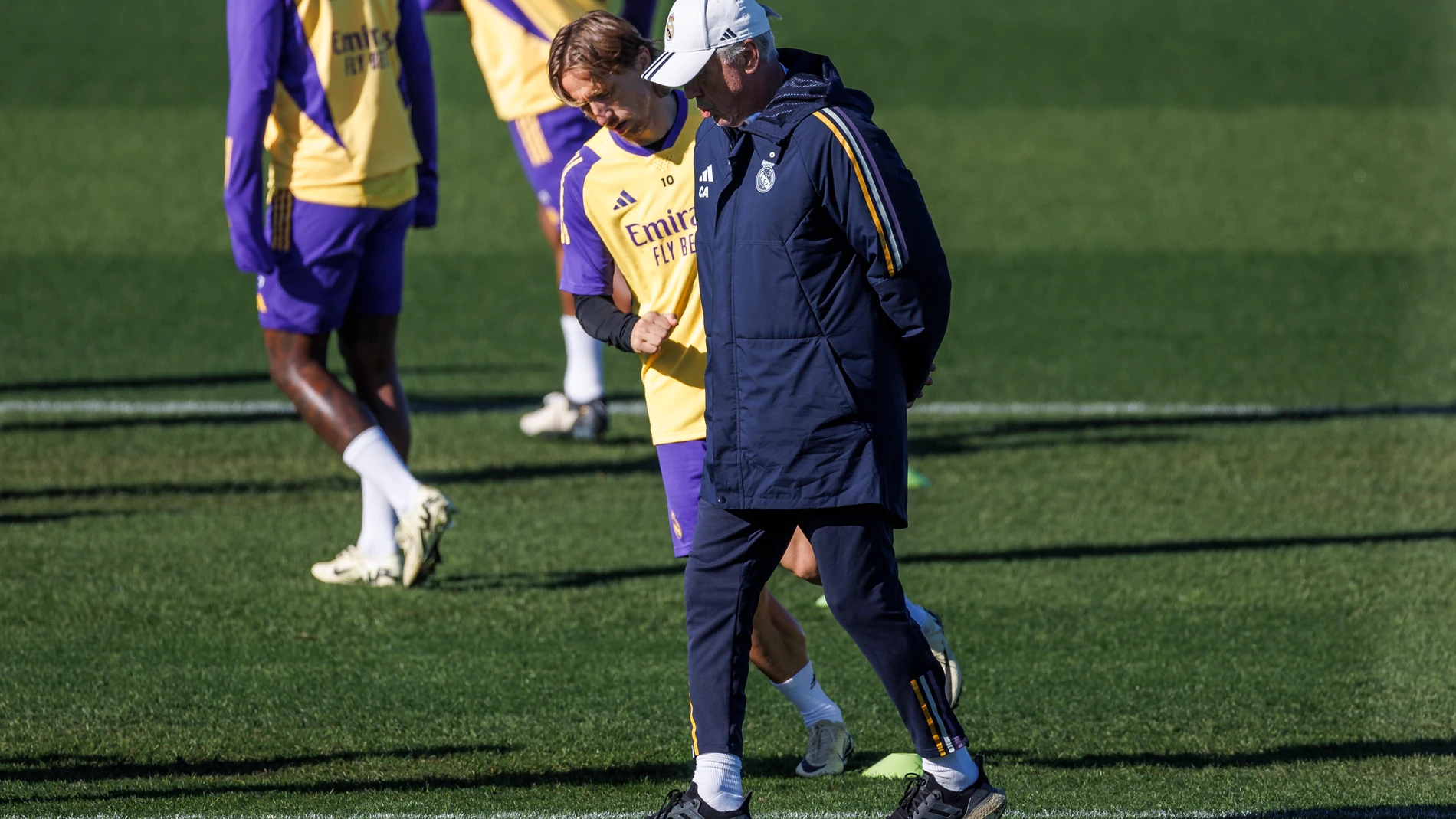 MADRID, 03/02/2024.- El entrenador del Real Madrid, Carlo Ancelotti (c), conversa con el centrocampista croata Luka Modric durante el entrenamiento del equipo en la Ciudad deportiva del club en Valdebebas, Madrid, este sábado, en la víspera del derbi de LaLiga contra el Atlético de Madrid. EFE/Rodrigo Jiménez