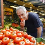 El chef Ferran Adrià junto a tomates de las huertas españolas