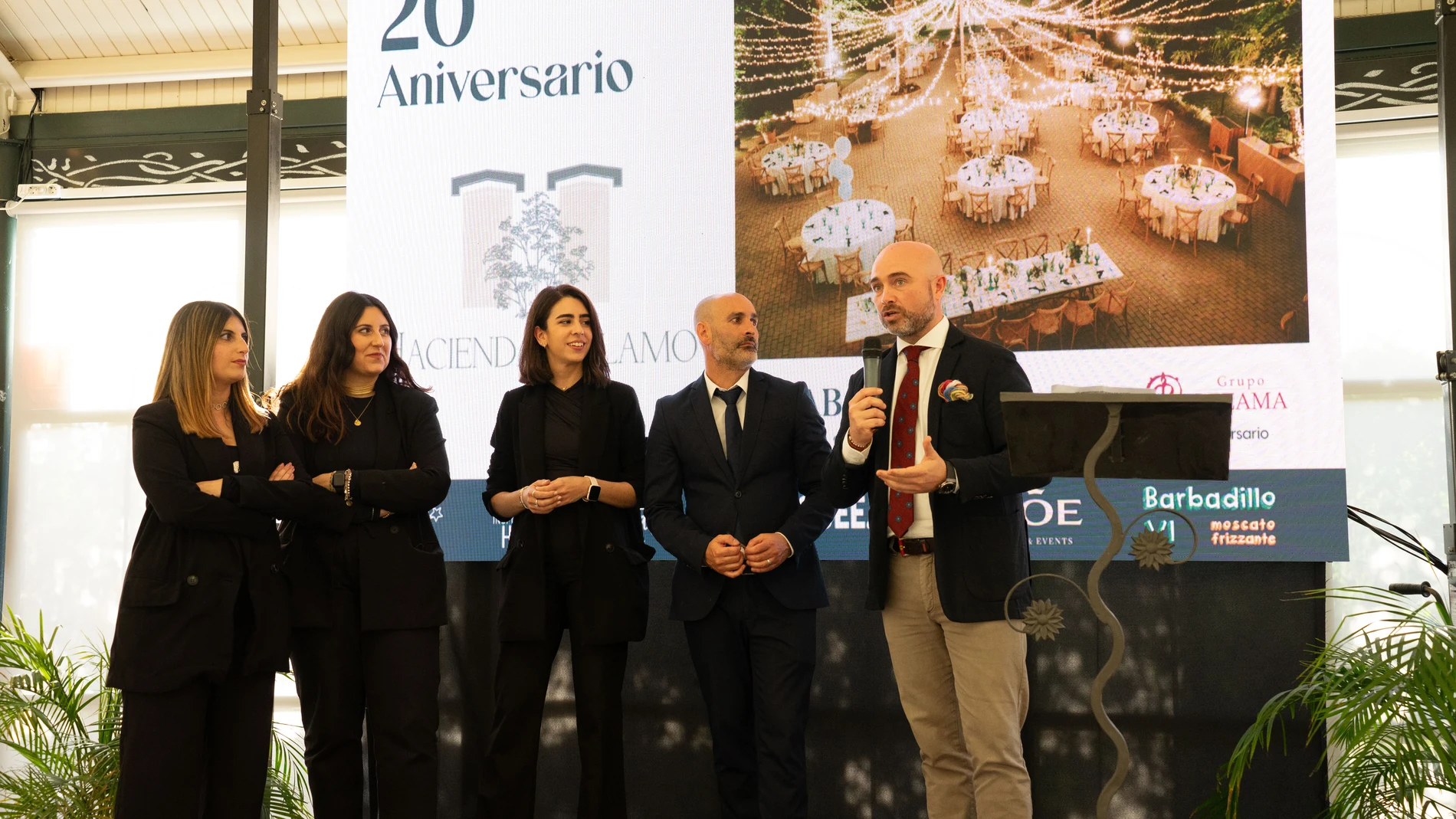 El director gerente de Hacienda del Álamo, Ángel Barrionuevo, y el equipo de Alabardero Catering & Experiences, durante la presentación del evento