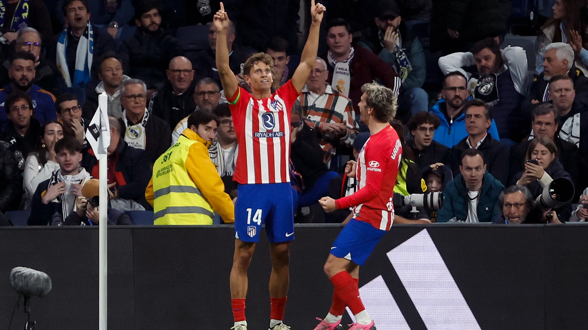 MADRID, 04/02/2024.- El cemtrocampista del Atlético Marcos Llorente (i) celebra tras marcar ante el Real Madrid, durante el partido de LaLiga de fútbol que Real Madrid y Atlético de Madrid han disputado este domingo en el estadio Santigo Bernabéu. EFE/Juanjo Martín