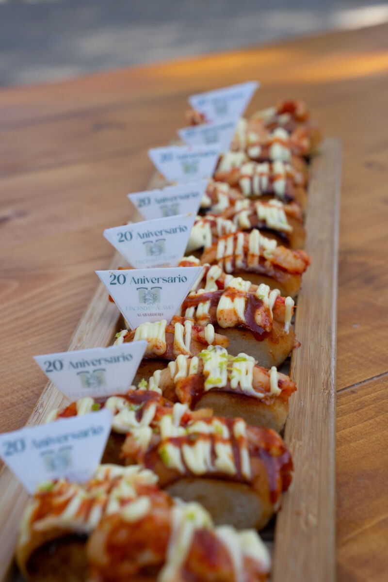 Entre los bocados, ofrecieron uno exclusivo y personalizado para la celebración del 20 aniversario de Hacienda del Álamo
