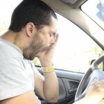 Un hombre bostezando 