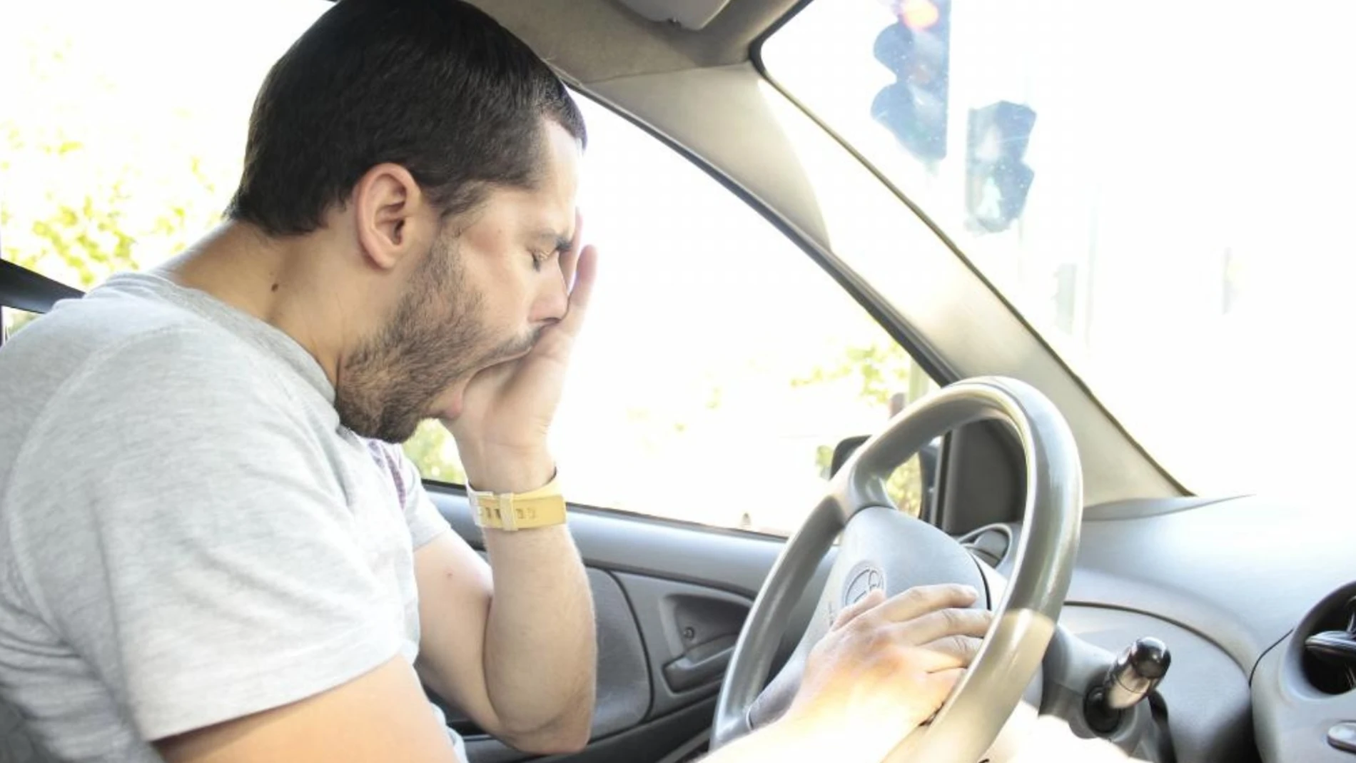 Un hombre bostezando
