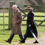 El rey Carlos III y Camila camino a la iglesia de Santa María Magdalena