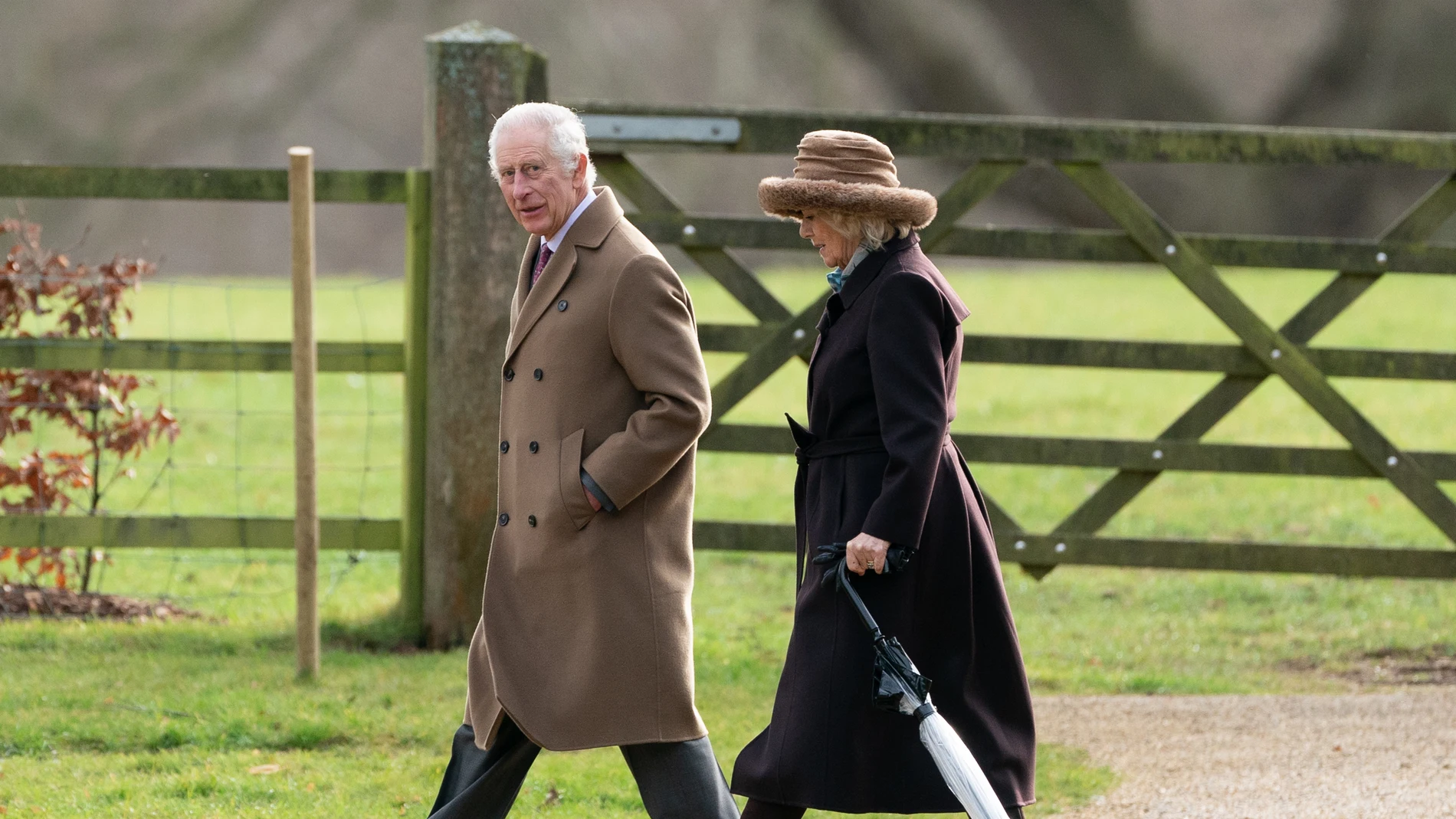 El rey Carlos III y Camila camino a la iglesia de Santa María Magdalena