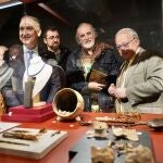 Santona visita la exposición sobre Pintia junto al rector de la UVa, Antonio Largo, y el director del yacimiento, Carlos Sanz