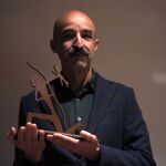 Jesús Carrasco con el Premio Biblioteca Breve por su obra "Elogio de las manos"