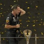 Christian Horner, director de Red Bull Racing, junto Verstappen, en el podio de Abu Dabi