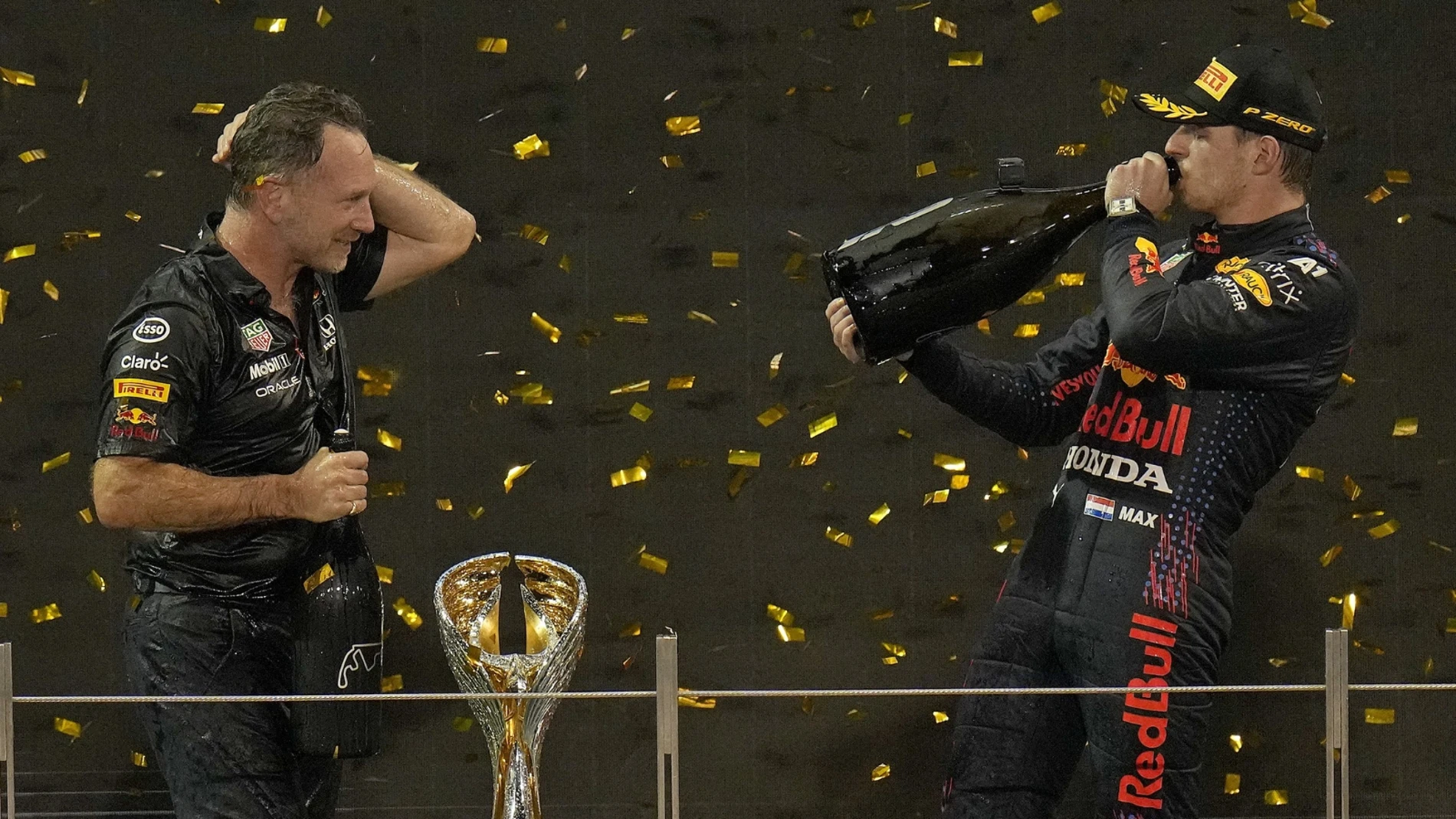 Christian Horner, director de Red Bull Racing, junto Verstappen, en el podio de Abu Dabi