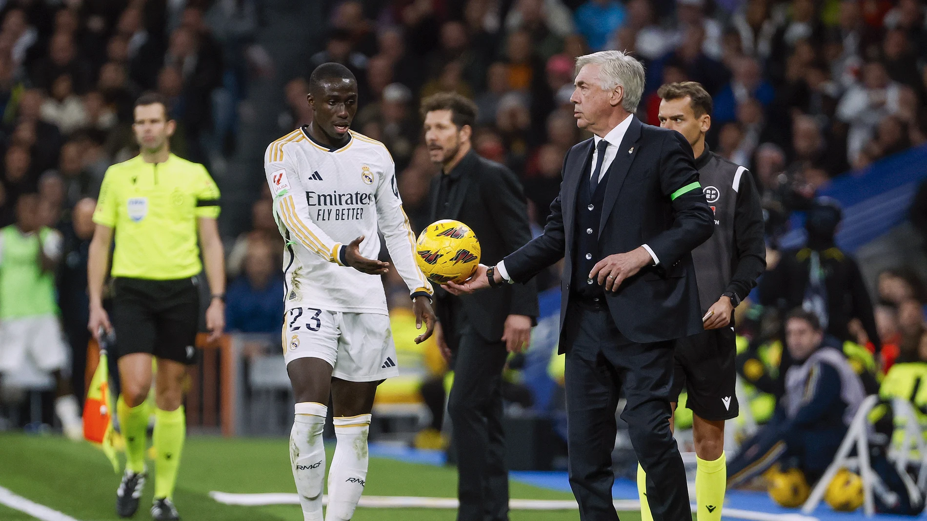 Ancelotti le da el balón a Mendy para que saque de banda
