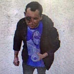 Una grabación de CCTV difundida por la Policía Metropolitana británica en Londres el 1 de febrero de 2024 muestra a Abdul Shokoor Ezedi, tomada en una tienda Tesco en el norte de Londres a última hora del 31 de enero de 2024, que parece mostrar graves daños en su rostro