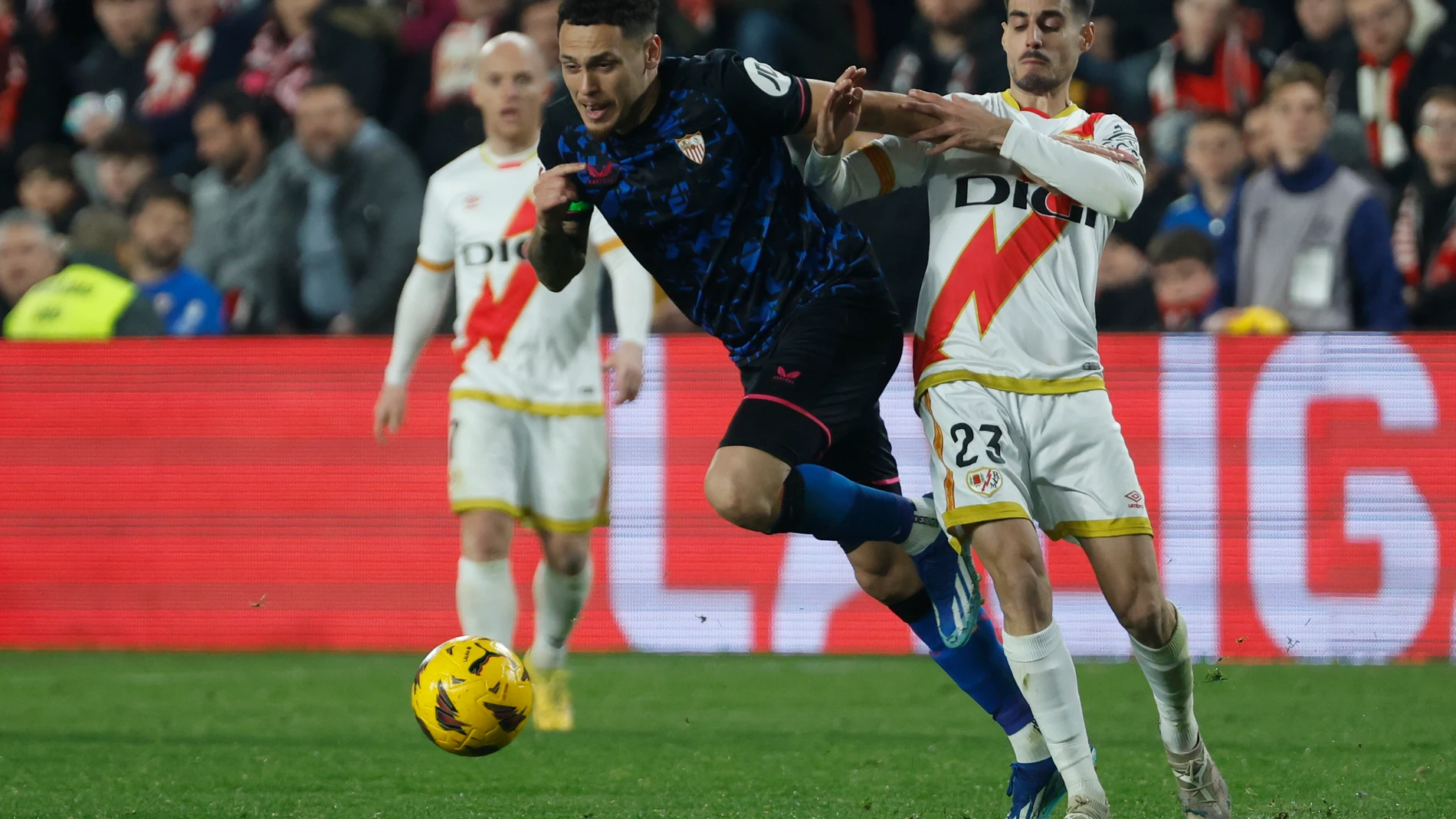 MADRID, 05/02/2024.- El centrocampista del Rayo Vallecano Óscar Valentín (d) disputa un balón ante el centrocampista argentino del Sevilla Lucas Ocampos, durante el partido de la jornada 23 de LaLiga EA Sports, entre el Rayo Vallecano y el Sevilla, en el Estadio de Vallecas, en Madrid. EFE/ Juanjo Martín