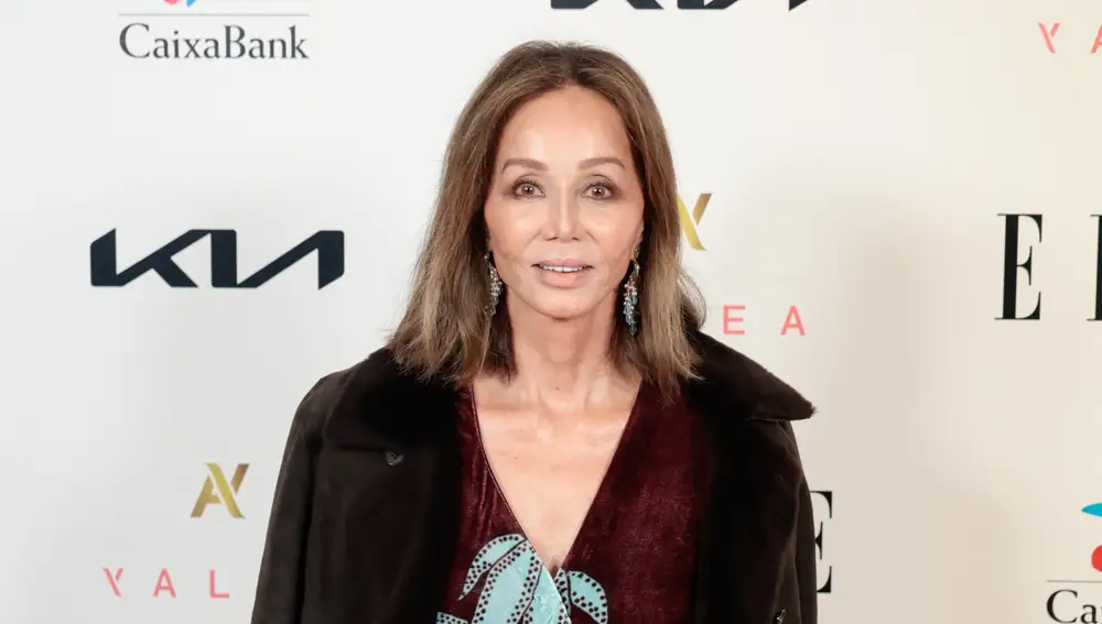 Isabel Preysler con vestido de Johanna Ortiz.