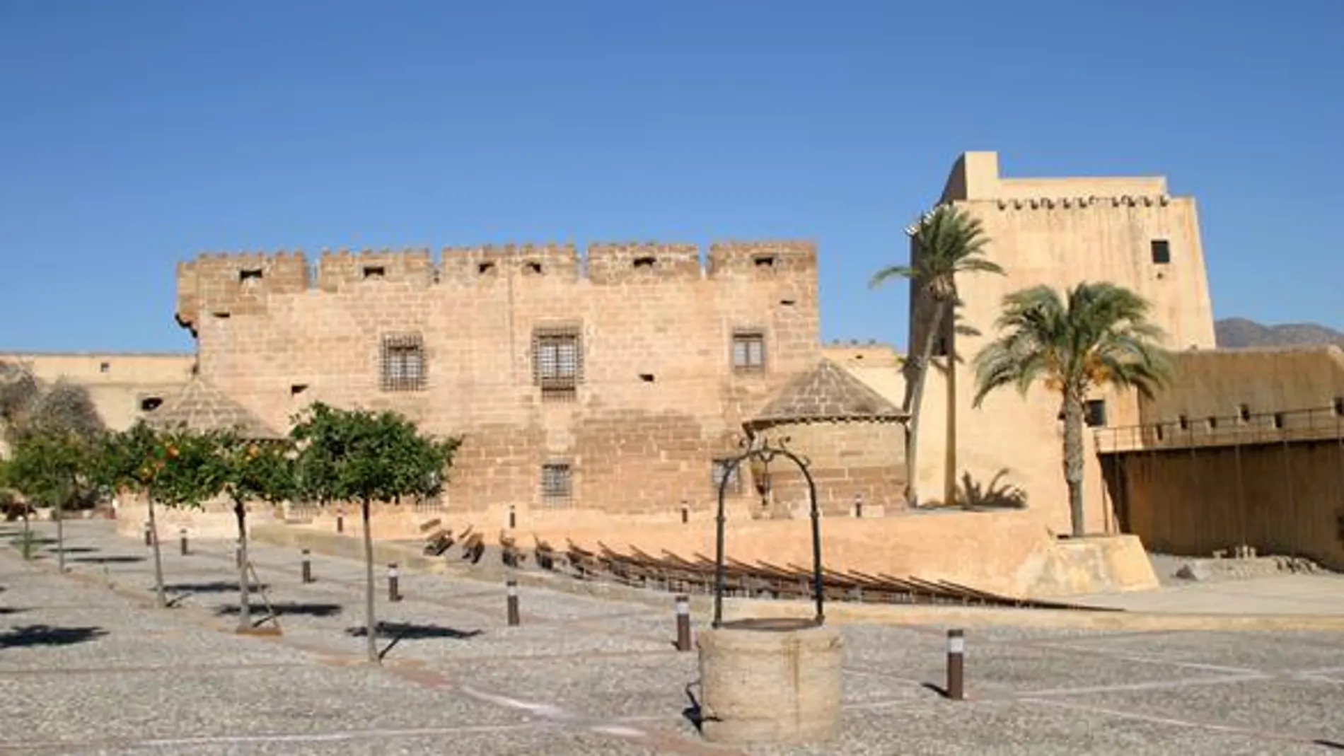 El castillo del marqués que acoge una sala de grabados de Goya