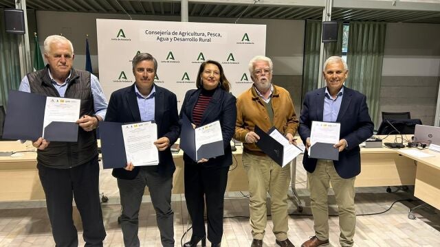 Carmen Crespo y los representantes de las organizaciones agrarias