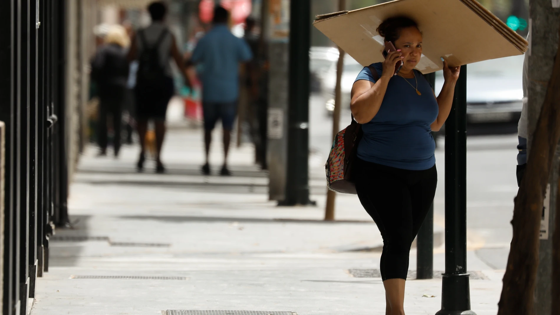 Una mujer se protege del sol en Murcia