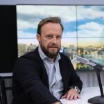Chapu Apaolaza en los estudios de "OndaCero"