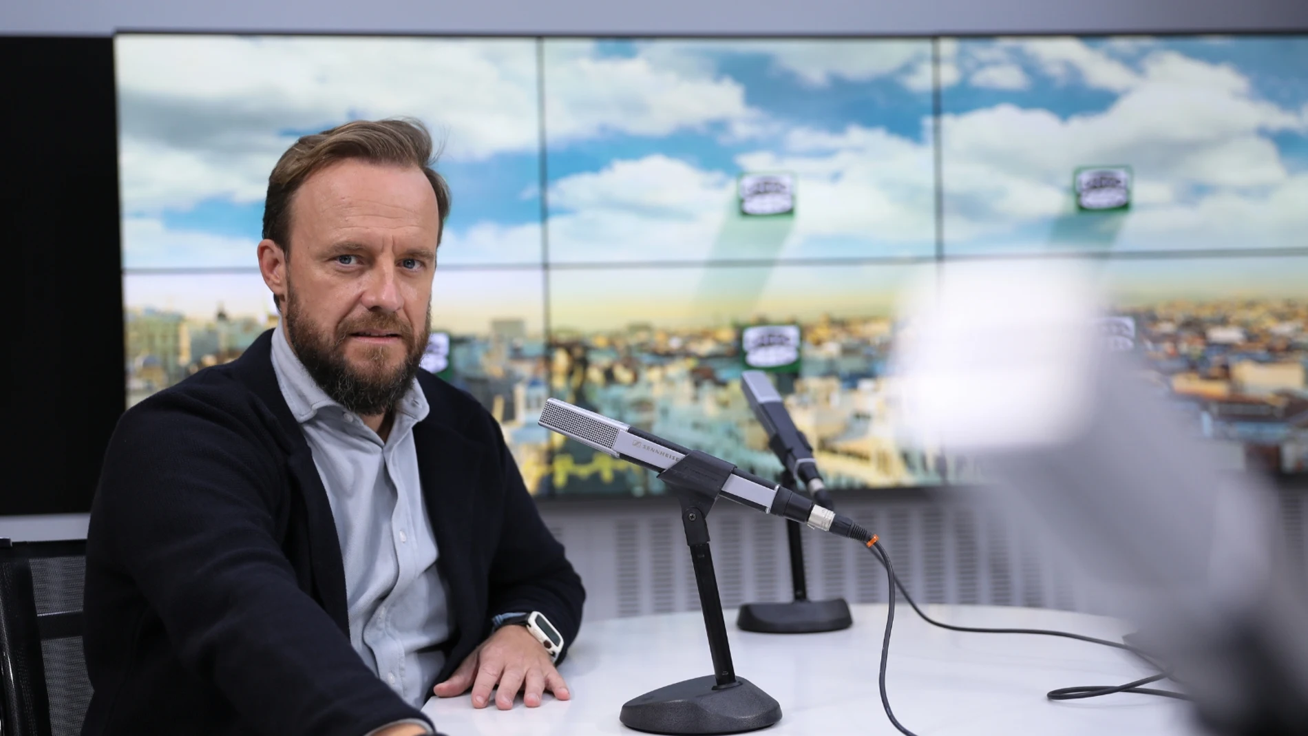 Chapu Apaolaza en los estudios de "OndaCero"