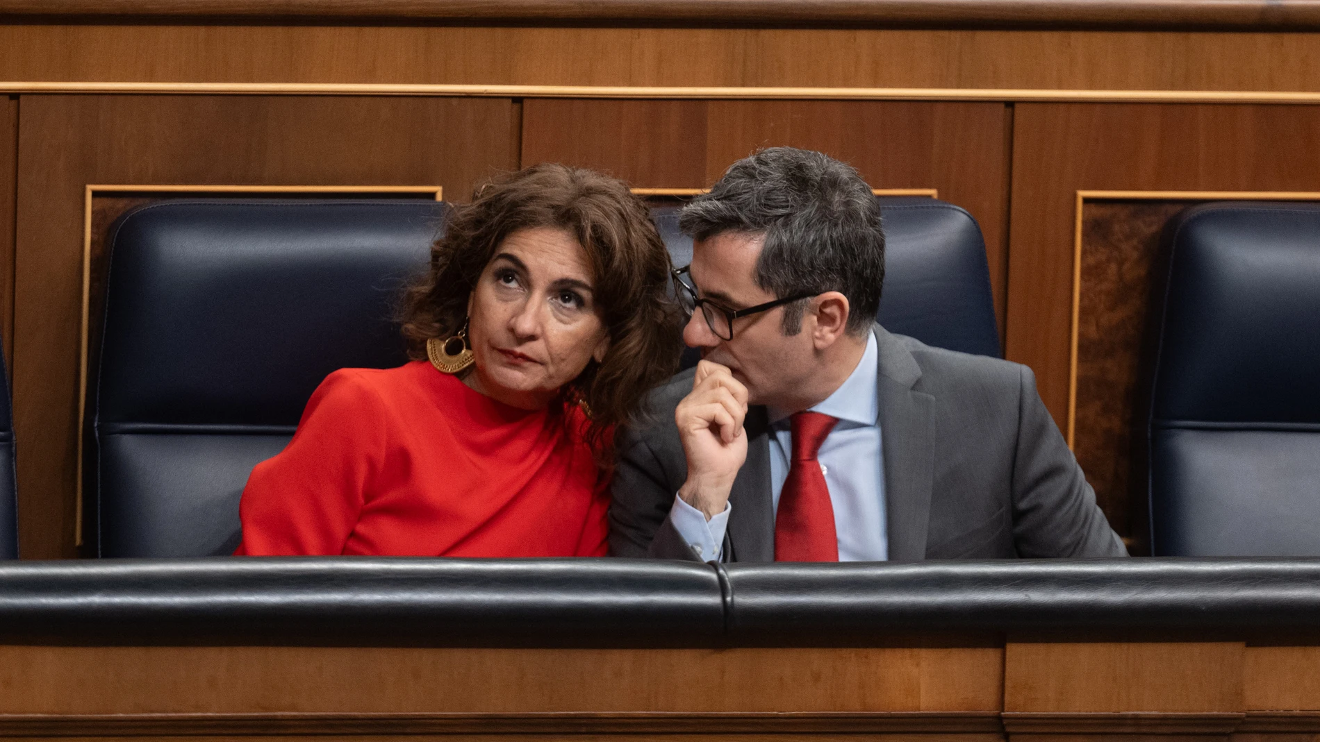 MADRID, 06/02/2024.- El ministro de la Presidencia, Justicia y Relaciones con las Cortes Félix Bolaños y la vicepresidenta primera y ministra de Hacienda María Jesús Montero durante la sesión plenaria del Congreso de los Diputados, este martes en Madrid. EFE/Fernando Villar