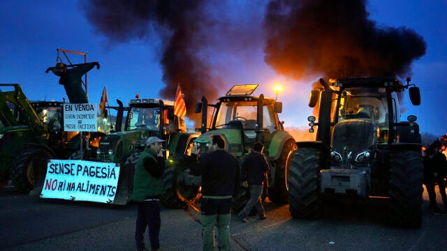Los agricultores de Girona cortarán toda la noche AP-7 y N-II y mañana marchan a Barcelona