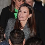 La Reina Letizia con look elegante.