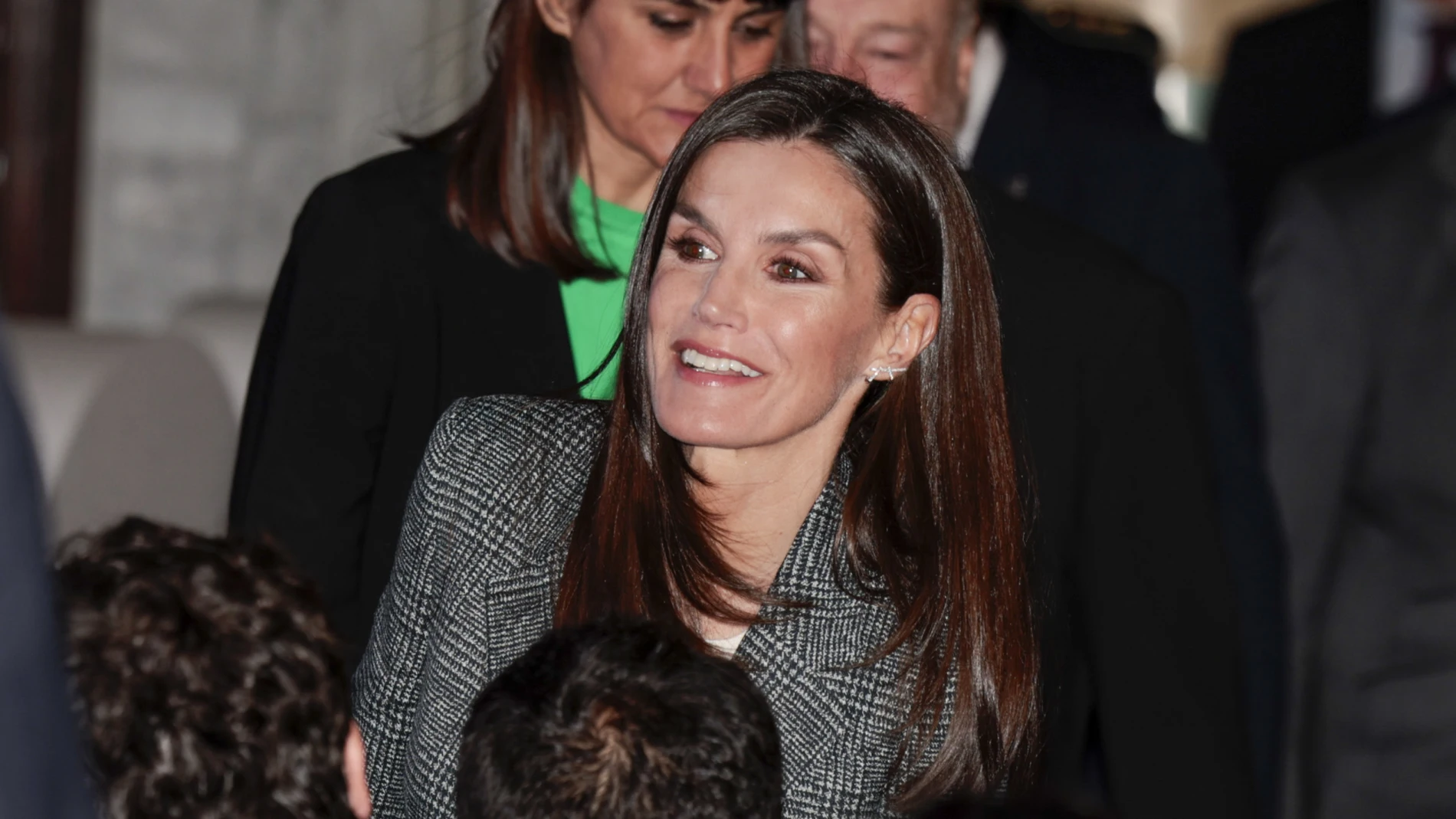 La Reina Letizia con look elegante.