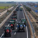 Los tractores bloquean las carreteras españolas para pedir mejoras en el sector 