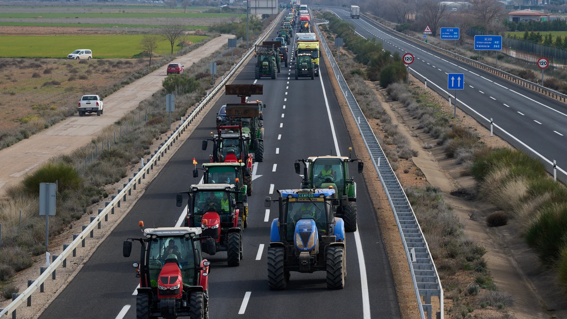 Vista general de una manifestación de tractores que se dirigen hacia el municipio de Manzanares por la autovía A-43, a su paso por la localidad de Tomelloso, a 6 de febrero de 2024, en Tomelloso, Ciudad Real, Castilla La-Mancha (España). Agricultores y ganaderos de toda España han sacado sus tractores a las carreteras desde esta madrugada para pedir mejoras en el sector, entre ellas exigir ayudas para afrontar las sequías que sufre el campo. Además, protestan contra las políticas europeas y s...
