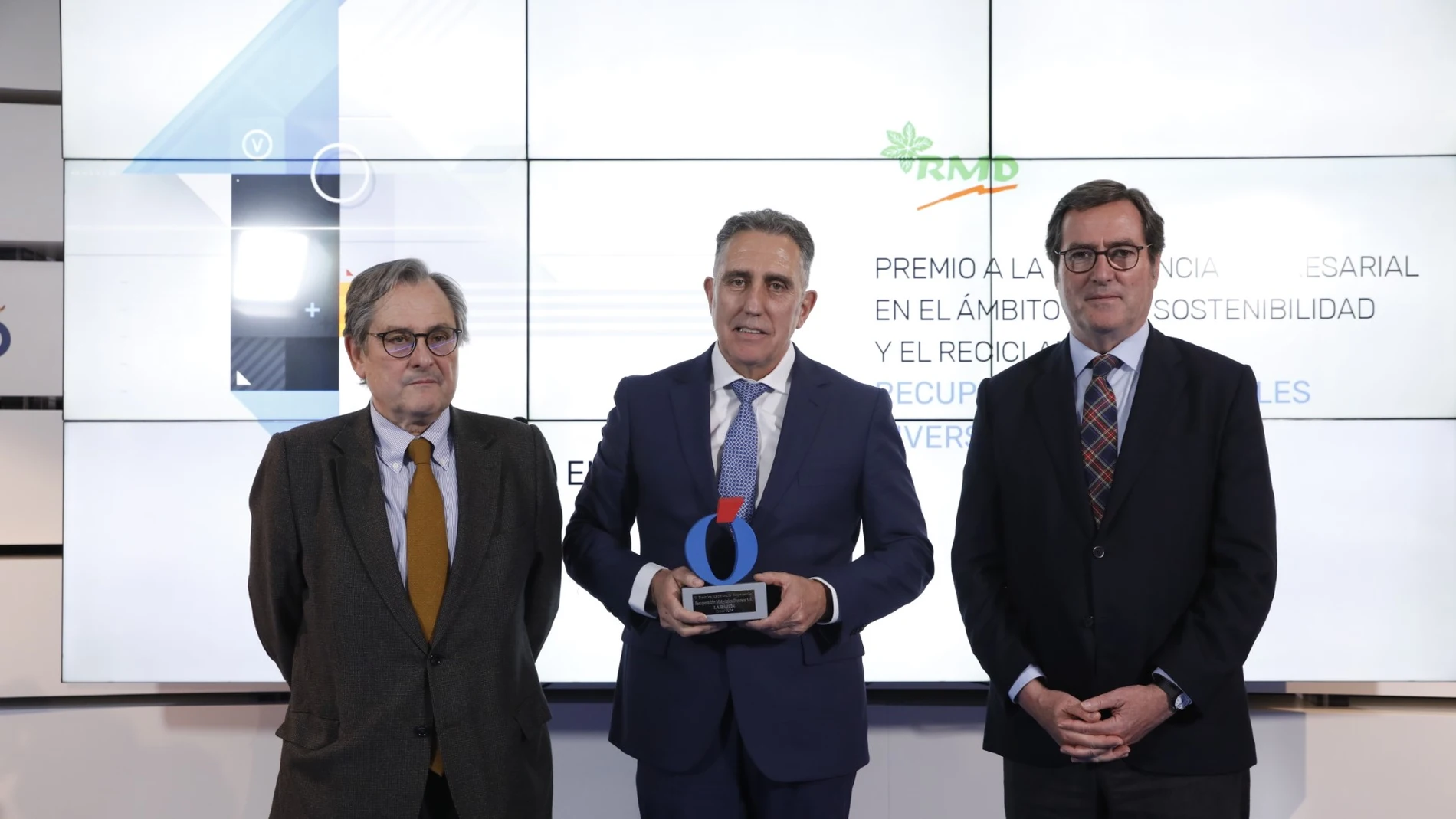 Adolfo López Aguayo, el CEO y presidente de RMD recoge el galardón de manos de Francisco Marhuenda y Antonio Garamendi