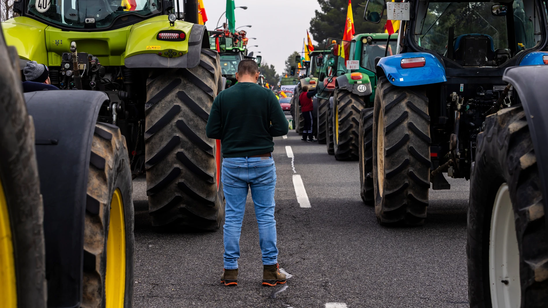 TOLEDO, 06/02/2024.- Varios tractores permanecen este martes en Toledo,con motivo de las protestas de los agricultores por la nueva PAC, denunciar la competencia desleal de terceros países y pedir precios justos por sus productos. EFE/Ángeles Visdómine