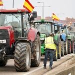 Tractores colapsan la VA-20 en Valladolid