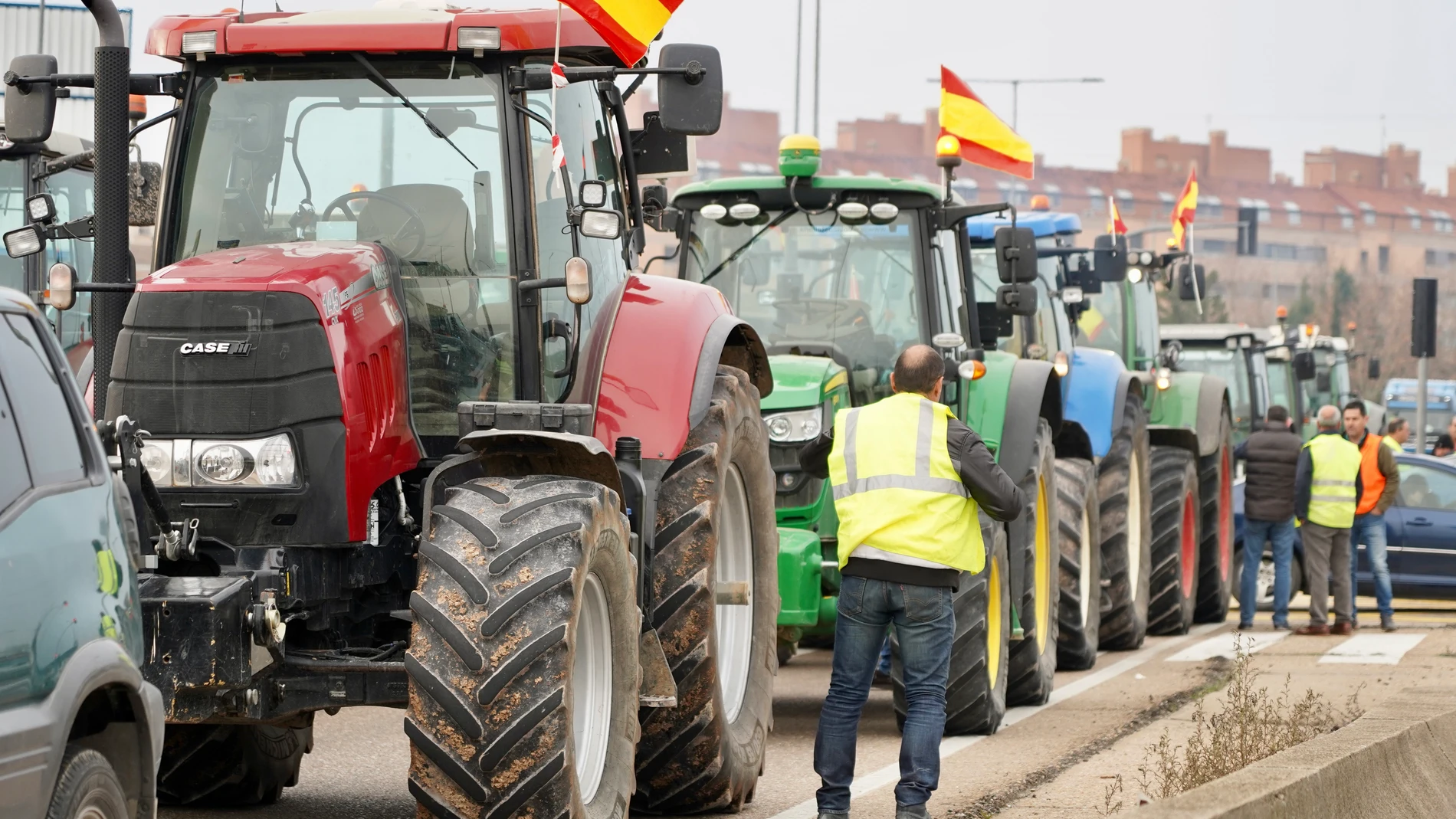 Tractores colapsan la VA-20 en Valladolid