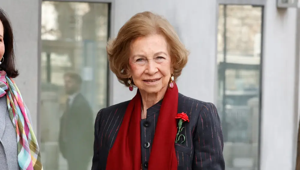La Reina Sofía con clavel rojo.