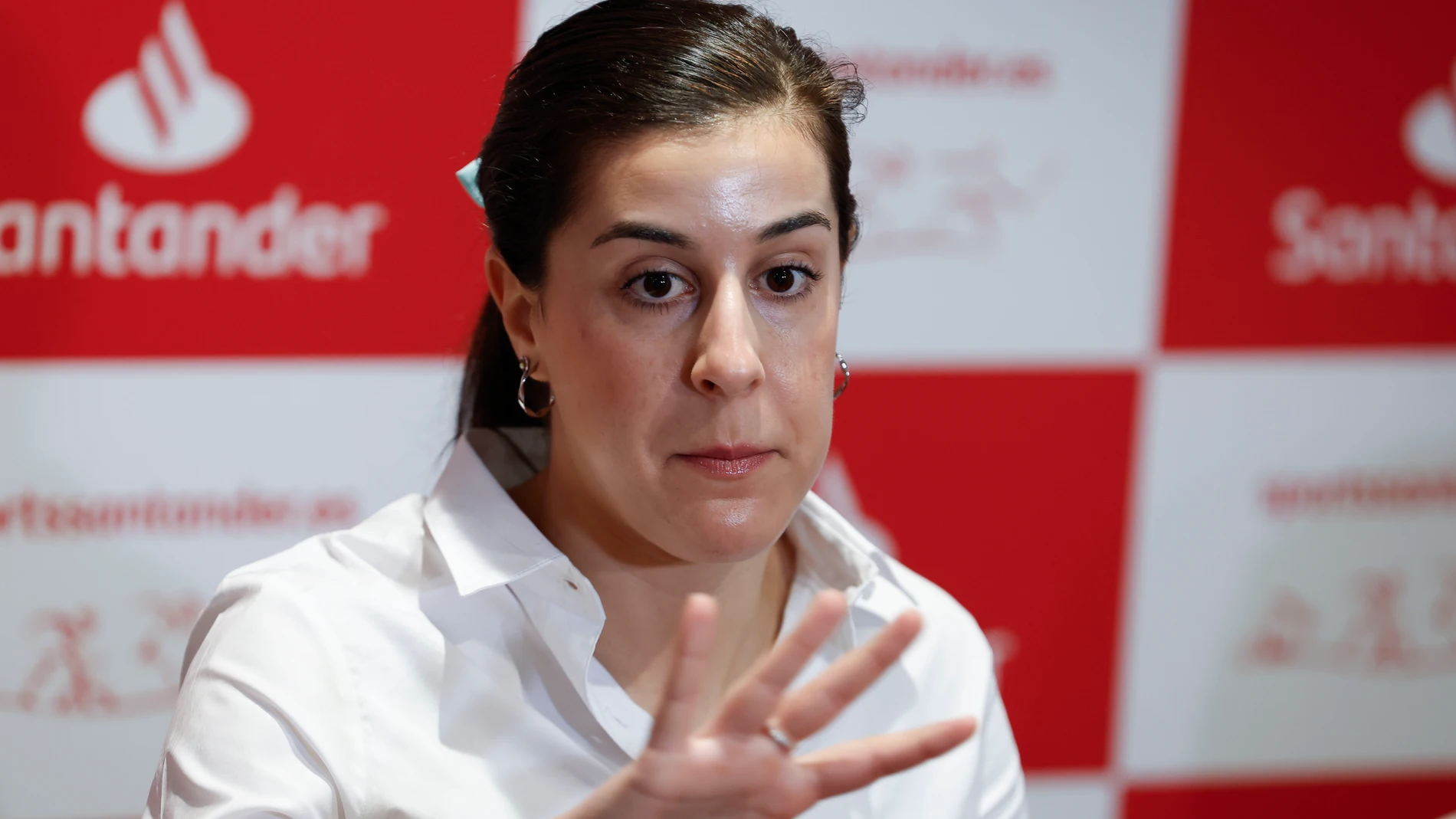 MADRID, 06/02/2024.- Carolina Marín, campeona olímpica en Río, tres veces campeona mundial y seis de Europa, durante un encuentro, este martes, en el que hizo una valoración de su año preolímpico, después de tener que renunciar a los primeros torneos del curso en Asia por gripe A. Marín declaró que ve favorable "la presión externa" por ganar una medalla olímpica, que a París no irá a ver la torre Eiffel, sino a por el oro, y que el revés que supuso su ausencia de Tokio 2020 lo convirtió en "m...