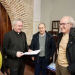 El vicario general de la Diócesis de Valladolid, Jesús Fernández Lubiano; el presidente de la Comisión Gestora, José María Borge, así como el consiliario de Manos Unidas Valladolid, José María Gil, y el misionero Manuel Carreira.