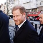 El príncipe Harry viaja a Londres sin Meghan Markle para ver a su padre tras ser diagnosticado de cáncer