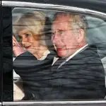 El rey Carlos III saluda a la multitud desde su coche oficial al abandonar Clarence House junto a la reina Camila