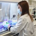 Una investigadora trabaja en el Centro de Oncología Experimental del Instituto de Investigación del Hospital Universitario 12 de Octubre