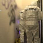 La policía italiana en el baño donde ocurrió la violación de la menor