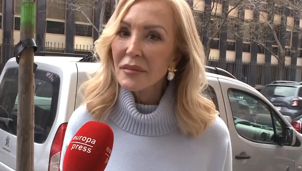 Carmen Lomana atiza sin piedad a Ágatha Ruiz de la Prada: "Me da vergüenza. Le está patinando la cabeza"