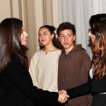 La Reina escucha el relato de cuatro jóvenes que alertan sobre los peligros de internet 