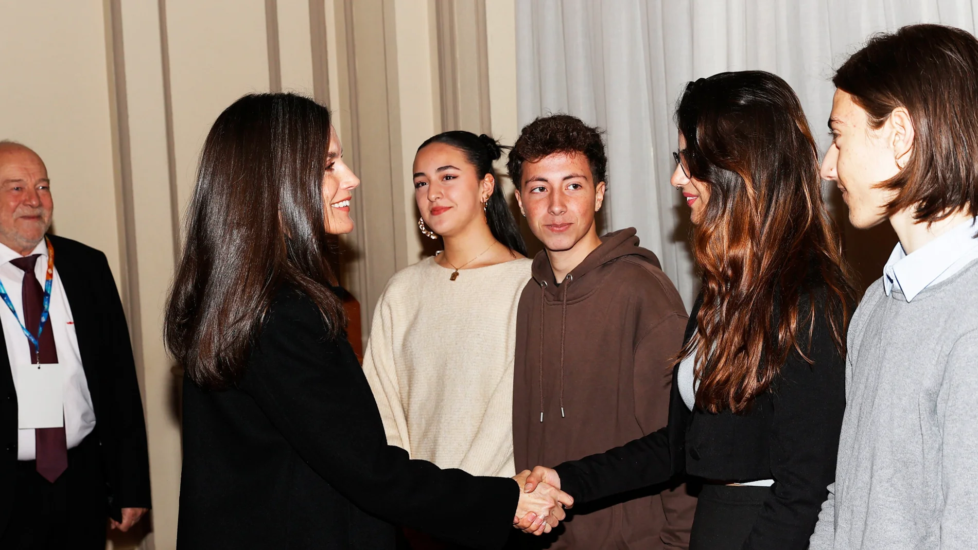 La Reina escucha el relato de cuatro jóvenes que alertan sobre los peligros de internet