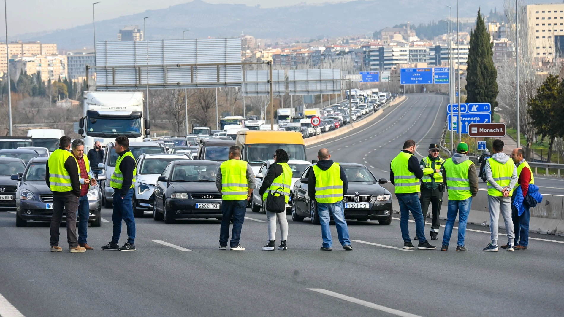 GRAFAND8567. GRANADA, 06/02/2024.- Agricultores y ganaderos granadinos han colapsado este martes la Circunvalación de Granada y mantienen cortados varios tramos de las autovías A-92 y A-44. Una convocatoria de manifestaciones sin autorización de la Subdelegación. EFE/Miguel Ángel Molina