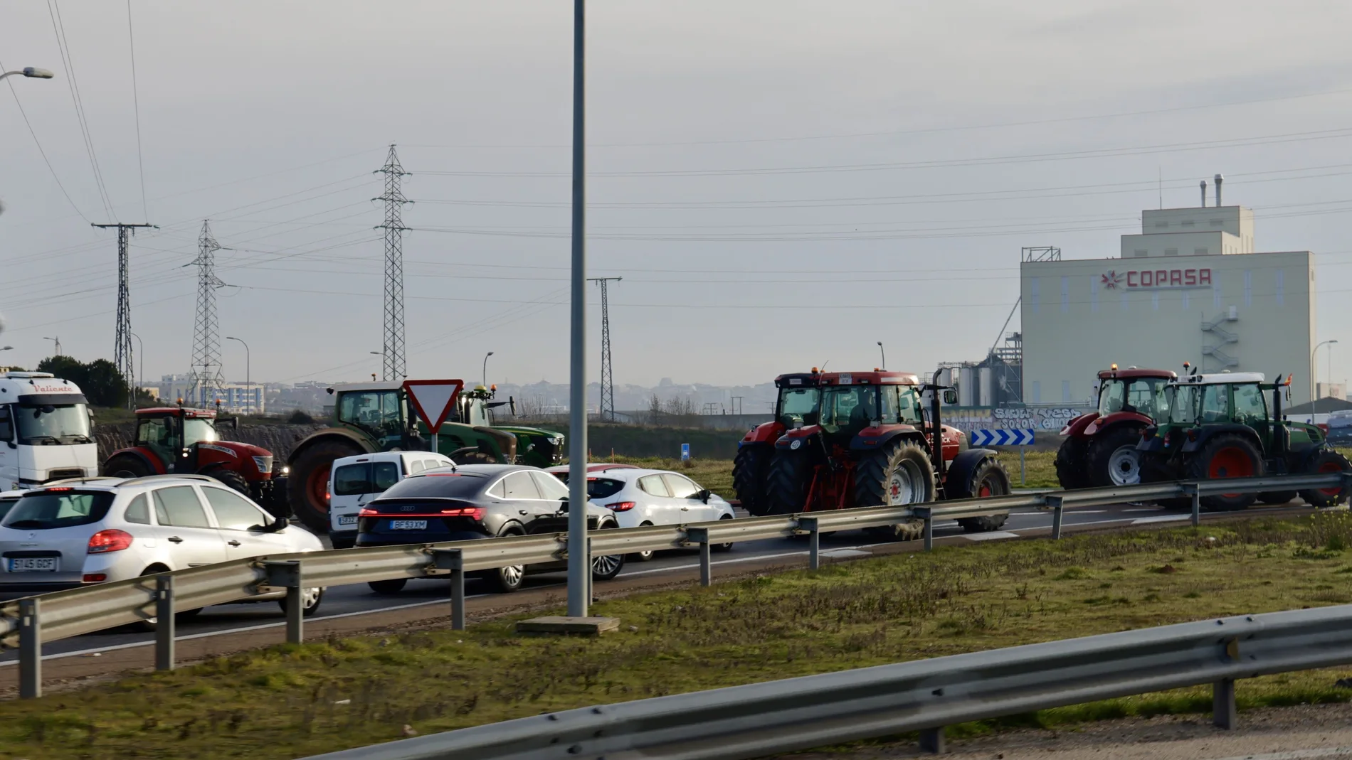 Los agricultores cortan la SA-20 cada 15 o 20 minutos para colapsar Salamanca