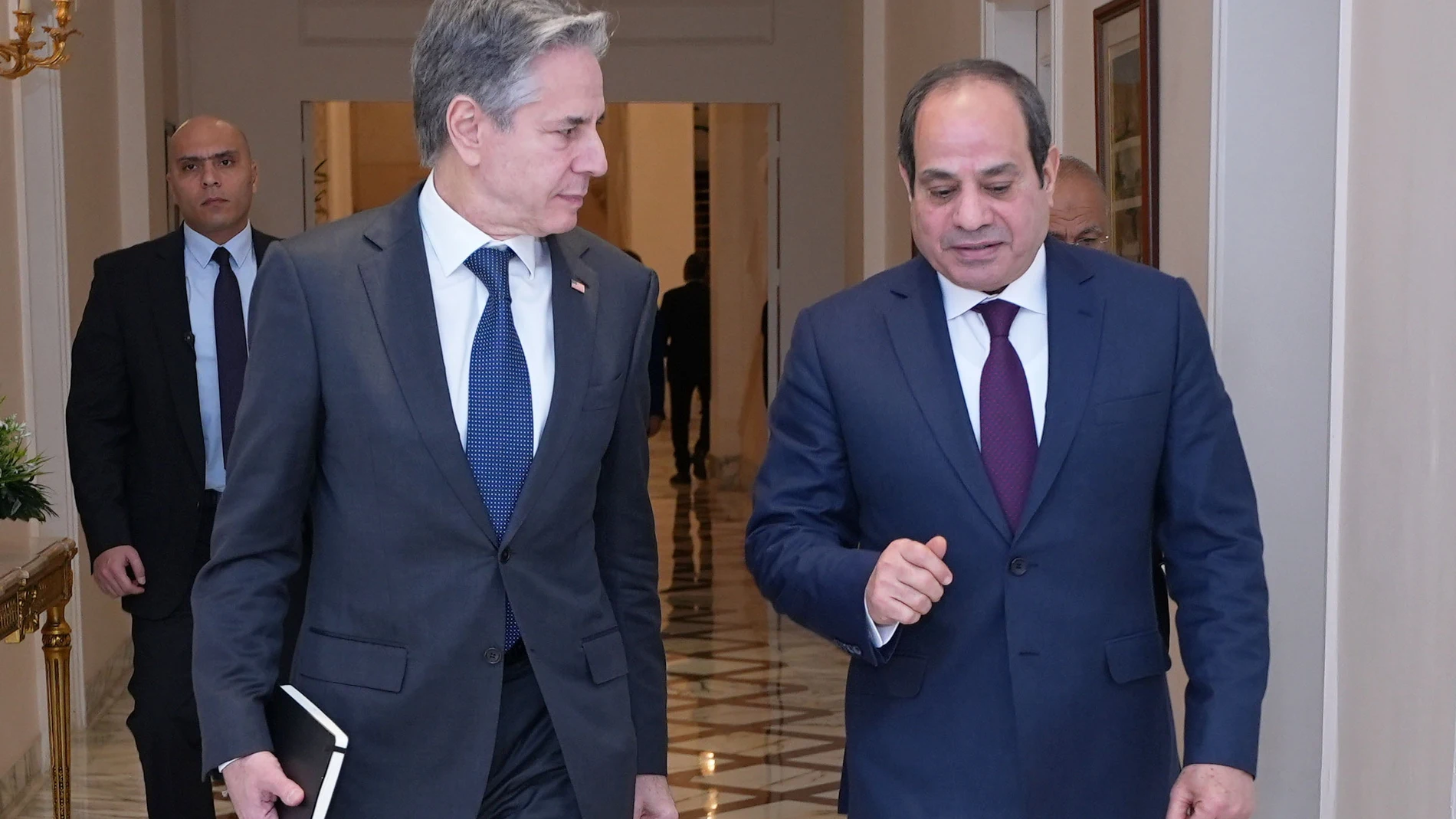 Cairo (Egypt), 06/02/2024.- A handout photo made available by the Egyptian Presidency shows Egyptian President Abdel Fattah al-Sisi (R) meeting with United States Secretary of State Antony Blinken during his visit to Cairo, Egypt, 06 February 2024. The US Secretary of State is on a regional tour in an effort to reach an agreement that secures the release of all remaining hostages and includes a humanitarian pause allowing delivery of humanitarian assistance to civilians in Gaza Strip. (Egipto...