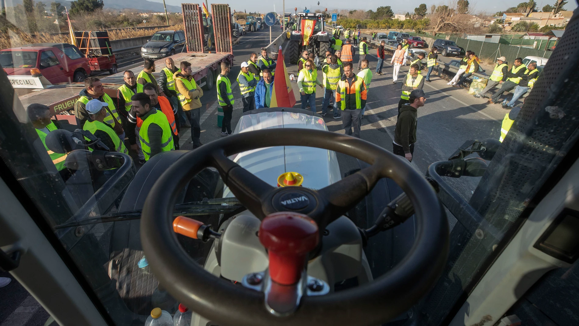 MURCIA, 07/02/2024.- Varias decenas de agricultores mantienen cortada con sus tractores la autovía MU-30 de Murcia este miércoles y desde ayer como protesta por la difícil situación que atraviesa el campo. EFE/Marcial Guillén