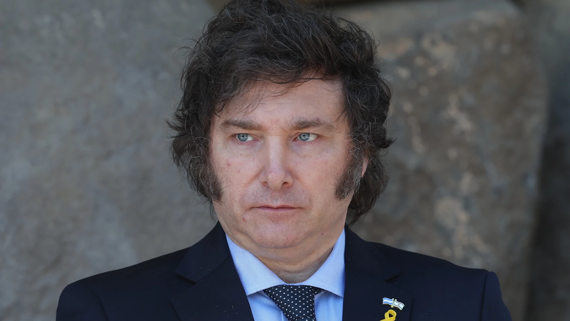 Jerusalem (Ó-), 07/02/2024.- Argentinian President Javier Milei looks on during a visit at the Yad Vashem Holocaust memorial museum in Jerusalem, 07 February 2024. Milei is on an official visit, the first as President of Argentina, to meet with Israeli Prime Minister Benjamin Netanyahu and attend commemorative events for the Oct 7 Hamas attacks. (Jerusalén) EFE/EPA/ABIR SULTAN