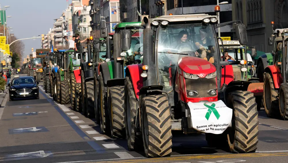 Centenares de tractores de la marcha agrícola llegan a Barcelona